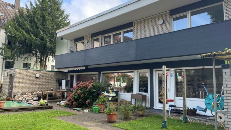 Einziehen & wohlfühlen! Traumhaus mit Kamin, Garten und zwei Garagen hat einen neuen Eigentümer