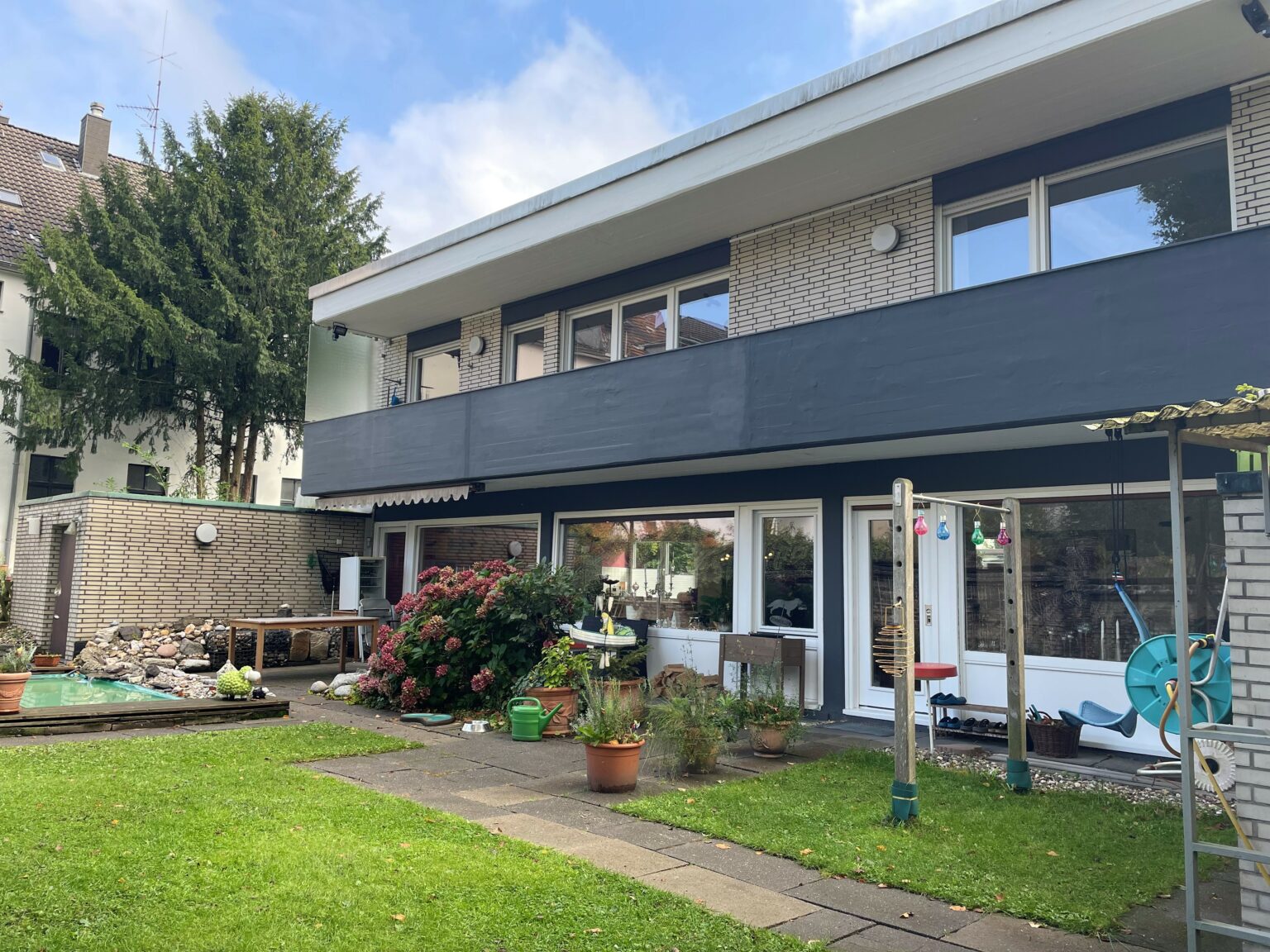 Traumhaus mit Garten und zwei Garagen hat einen neuen Eigentümer